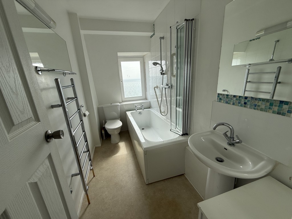 Lot: 124 - TOP FLOOR APARTMENT WITH STUNNING SEA VIEWS - Bathroom with view to the sea